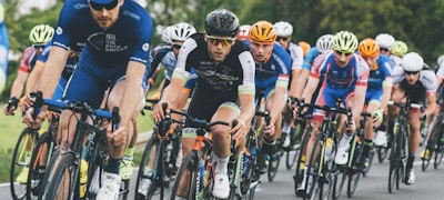 越野跑运动员穿越复杂地形比赛全程记录