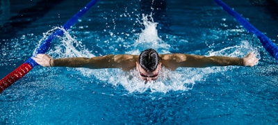 滑雪运动员高山自由式滑雪高难度动作集锦