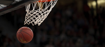 户外攀岩高手挑战自然岩壁教学视频