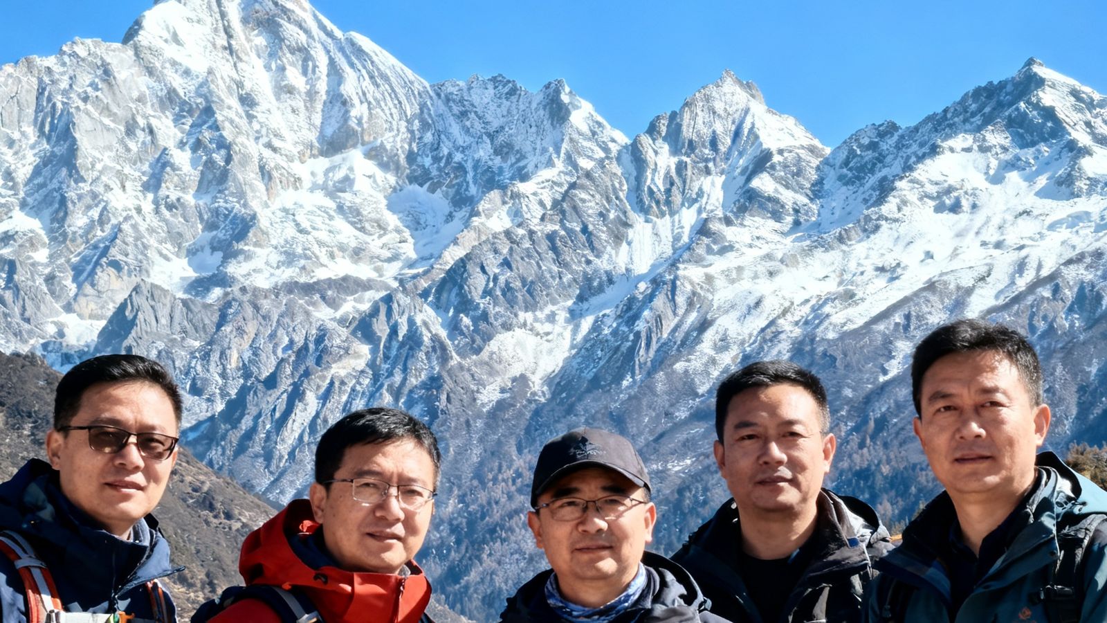 太阳集团tcy8722核心团队在川西高原实地考察时拍摄的合影，背景是连绵雪山与湛蓝天空，团队成员身着专业户外装备